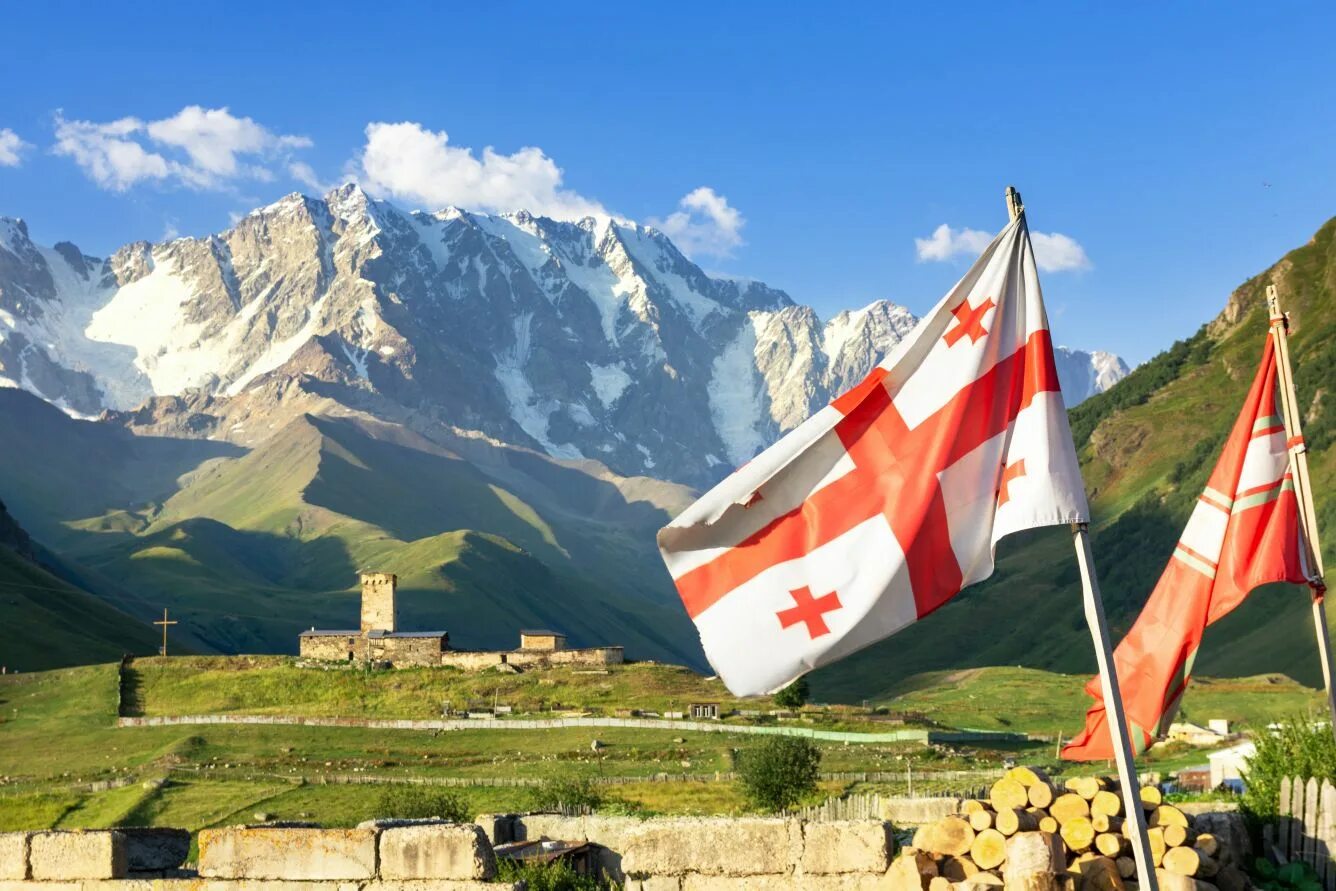 Поставь грузия. Грузия Тбилиси флаг. Сванетия Грузия флаг. Самегрело верхняя Сванетия флаг. Флаг Грузии в горах.