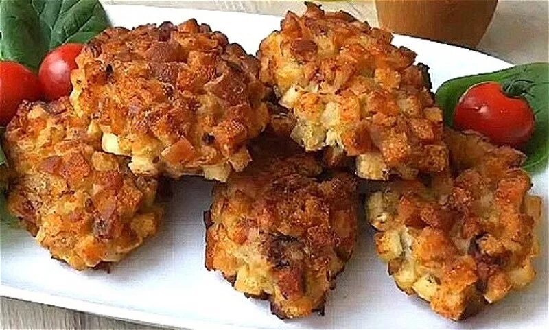 Котлеты пожарские. Пожарская котлета рецепт классический с сухариками. Котлета с сухарями сверху. Котлета пожарская. Пожарские котлеты с сухариками.