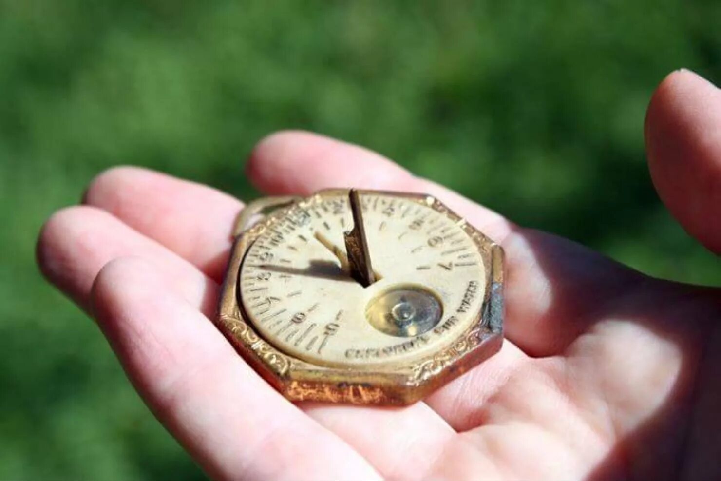 Компас из картона. Солнечные часы. Портативные солнечные часы. Старинные солнечные часы. Древние часы.