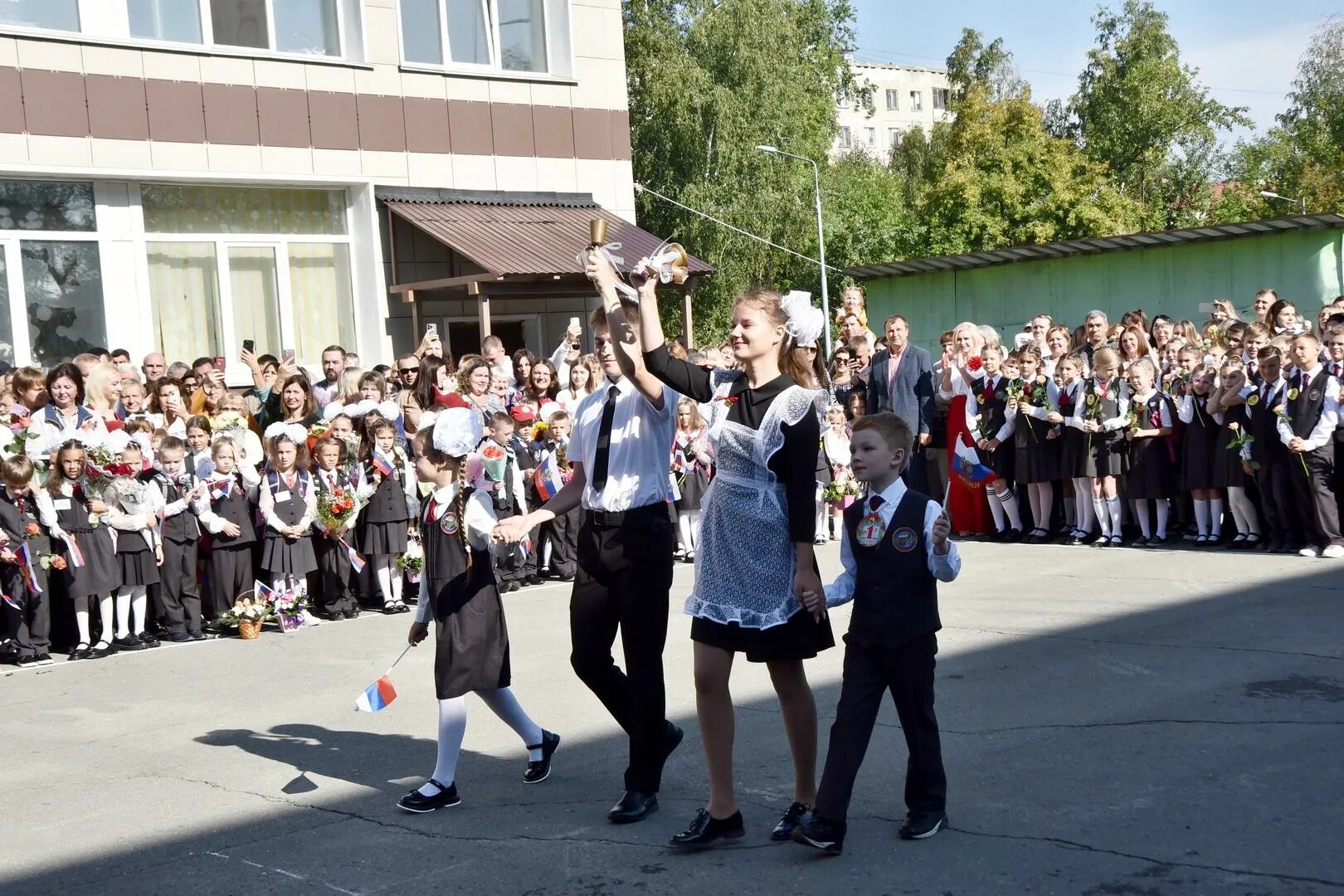 Лицей 113 Новосибирск. Школьная линейка 1 сентября. Лицей линейка 1 сентября. Старшеклассники на линейке. Первые новости рф