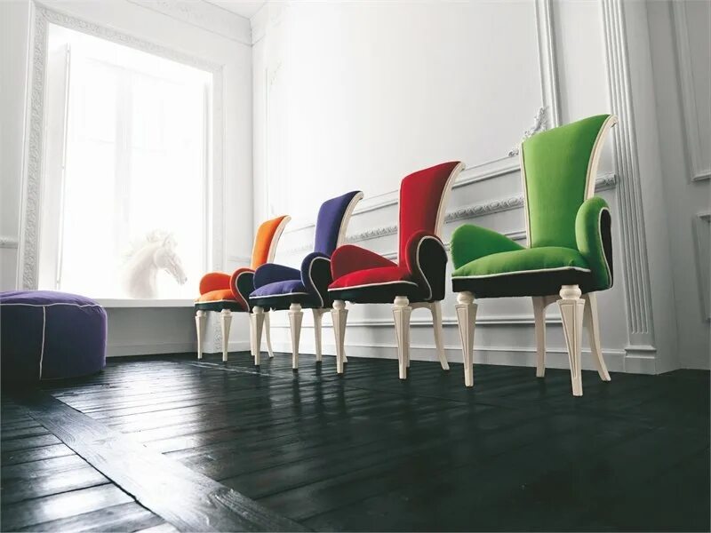 Стулья для обеденной зоны. Стулья расцветки. Стулья разных цветов. Стулья разных цветов. Мягкие стулья в интерьере.