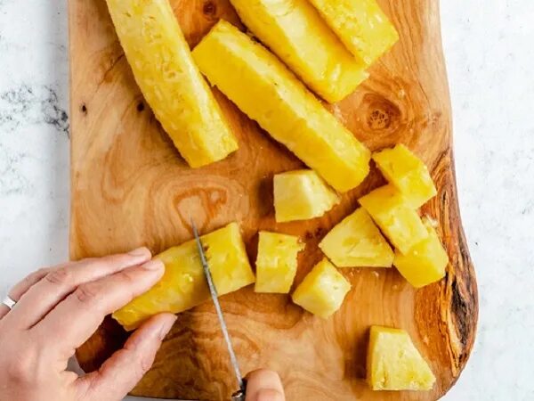 Ананас разрезанный. Ананас разделать кусочками. Ананас разделать кусочками. Разделать ананас. Красиво нарезать ананас.