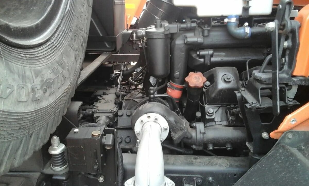 камаз 65115 масло в развале двигателя камаз. зажигание на двигателе ямз 238. камаз мотор 53 20. расширительный бак камаз 740 двигатель. почему на камазе евро.