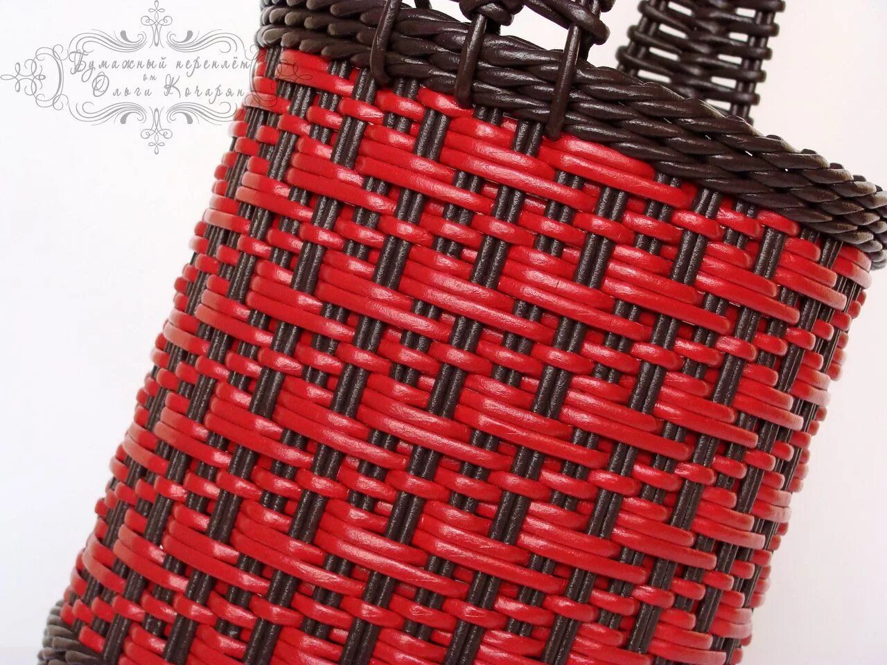 Плетеные корзины из газет. Мастер класс плетение корзин. Схемы саржевого плетения из газетных трубочек. Изделия из бумажной лозы. Плетеные корзины из бумажной лозы.