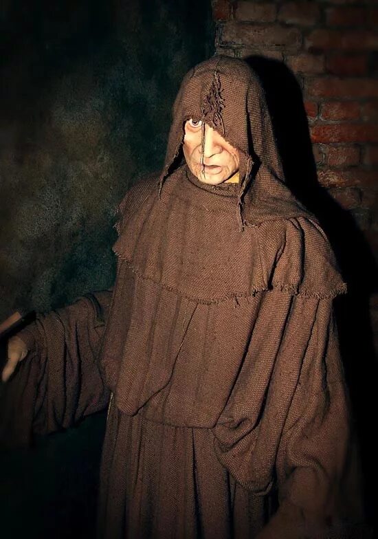 монах аббатства овилье. молодой монах призрак. монархи черные. человек в плаще с капюшоном. квест про монаха.