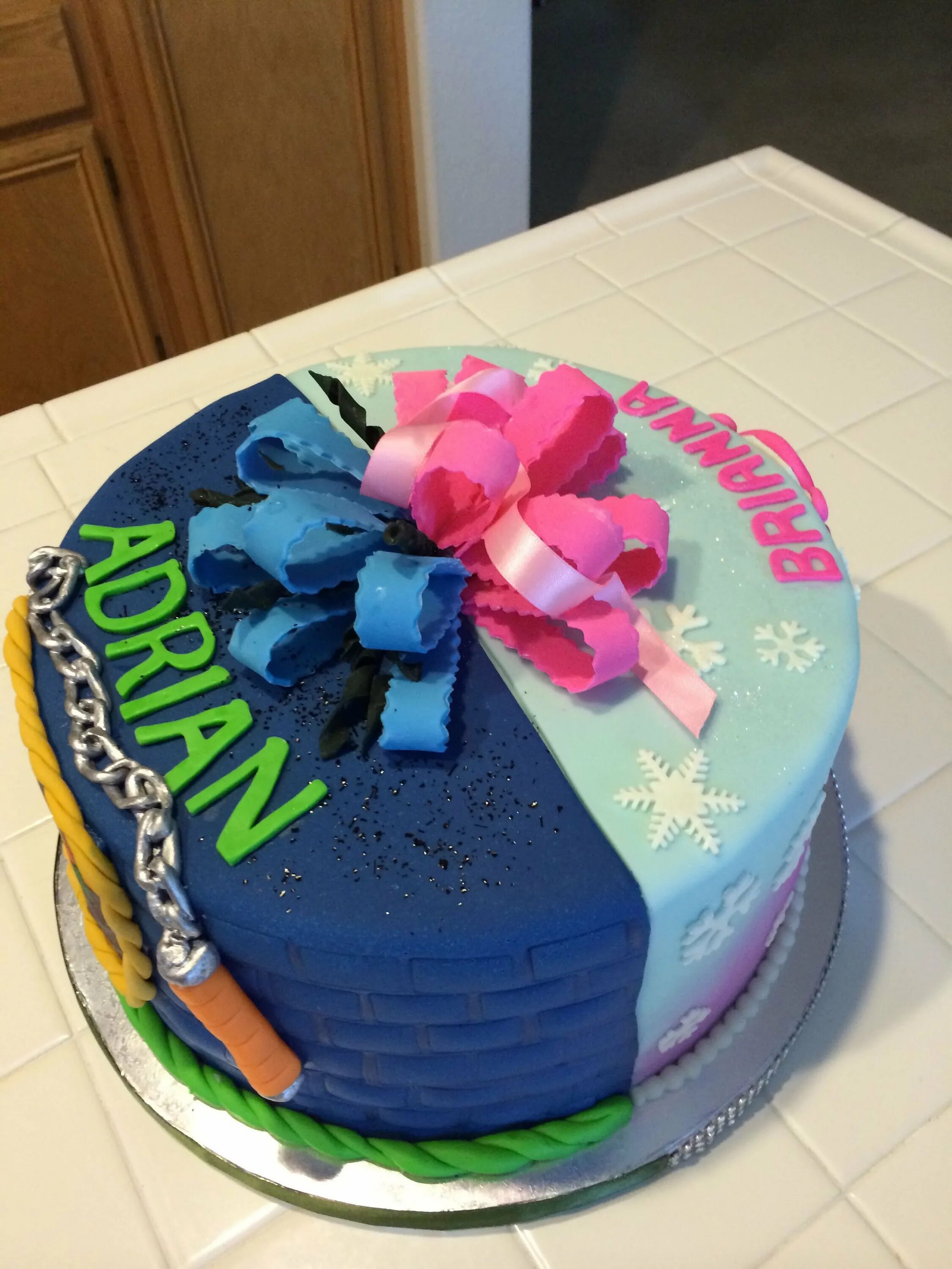 Украшение торта для мальчика и девочки. Тортик мальчик девочка. Двойной торт. Тортик на двойной день рождения. Торт маме и папе
