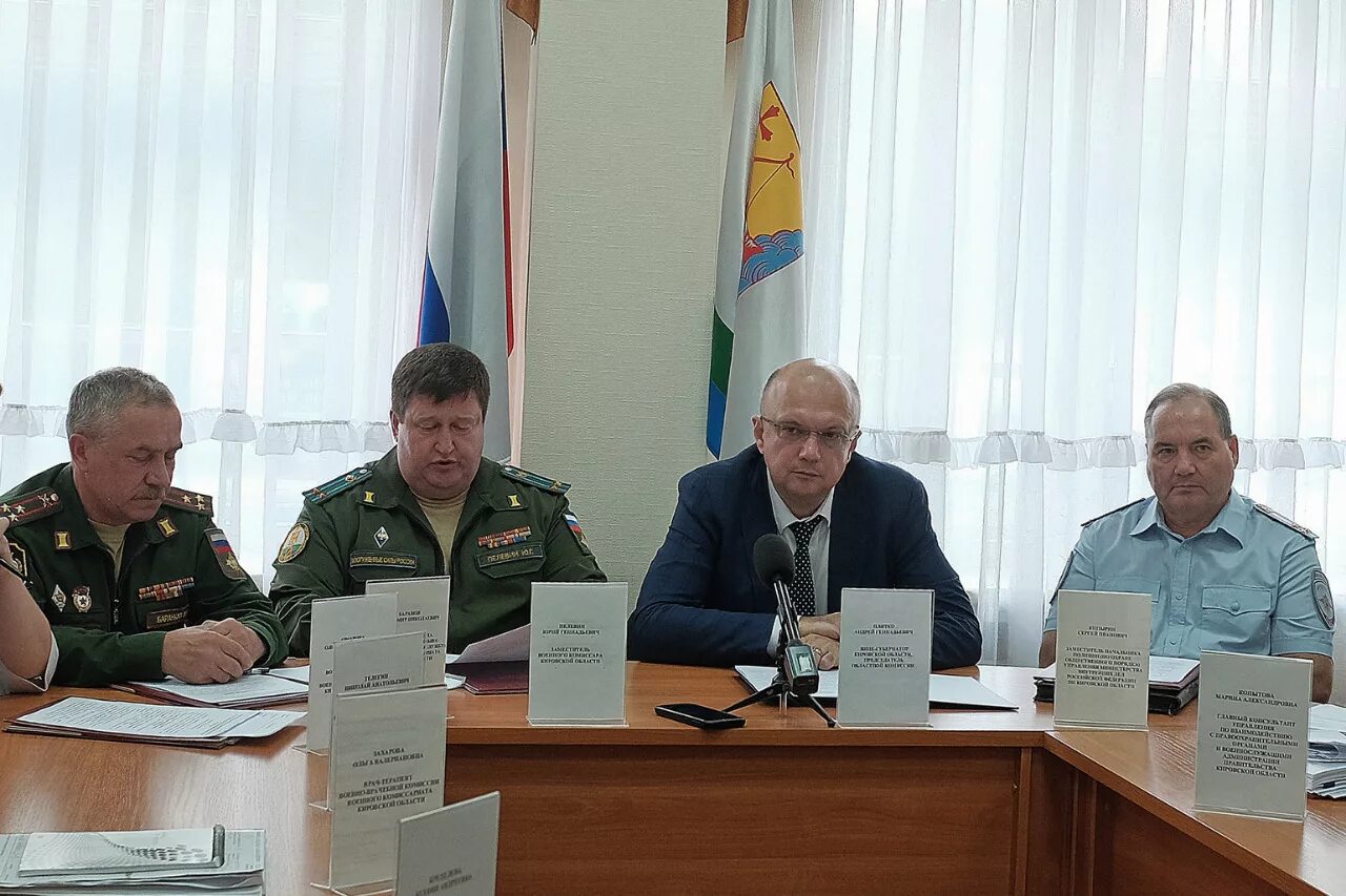 Призывная комиссия в военкомате. Призывная комиссия в военкомате. Призывная комиссия. Призывная комиссия. Кировская призывная комиссия.