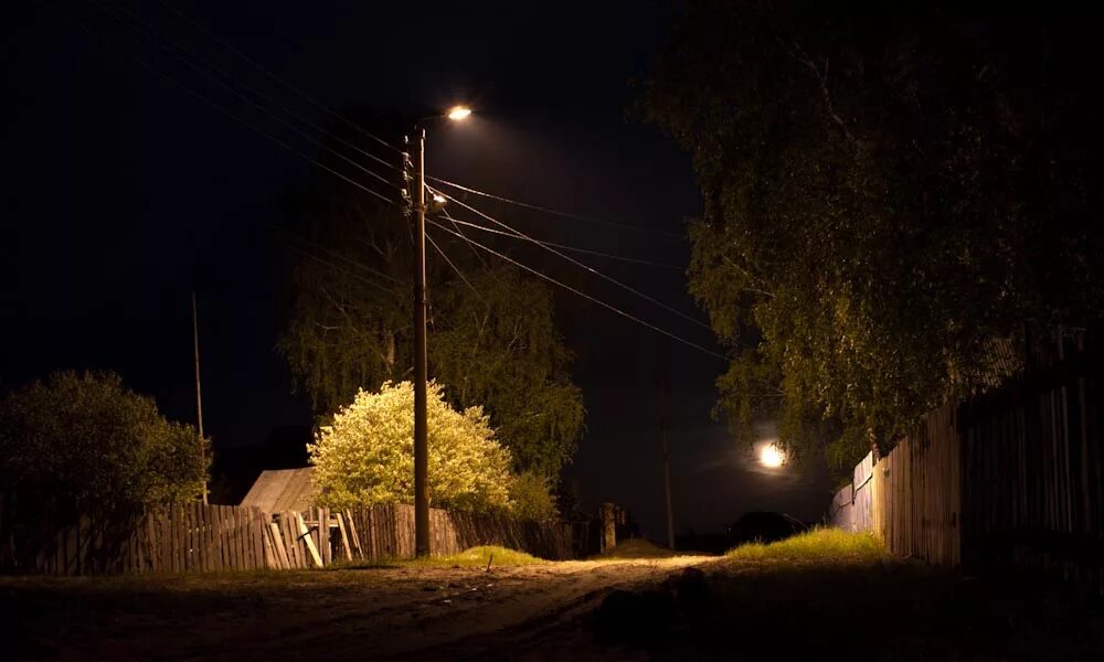Луна поднималась и освещала. Уличное освещение в деревне. Фонарный столб в деревне. Ночное освещение в деревне. Фонарь в деревне.