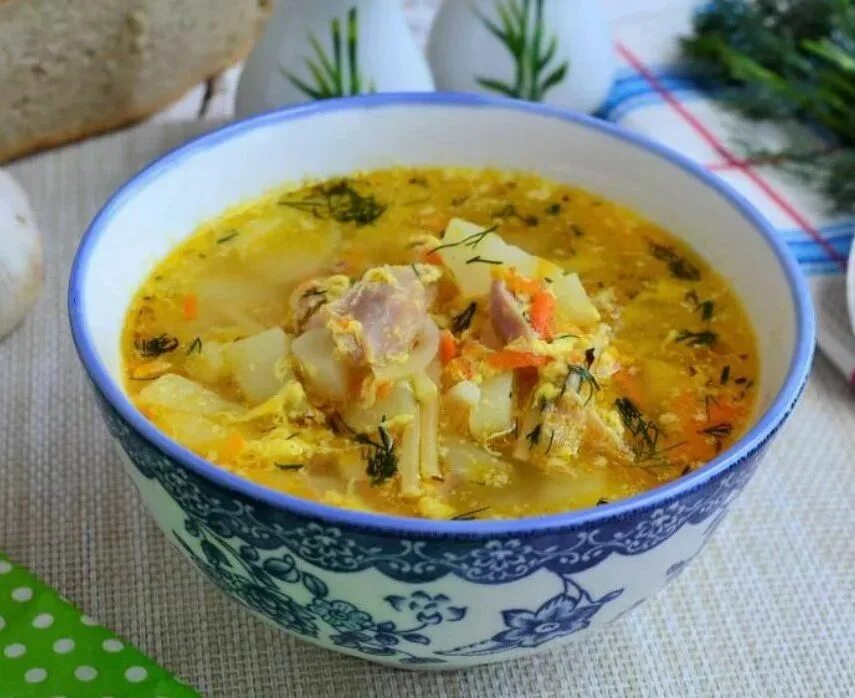 Суп с курицей и морковью. Куриный суп с яйцом. Суп с яйцом и курицей. Яичный суп с курицей. Куриный суп с вермишелью и яйцом.