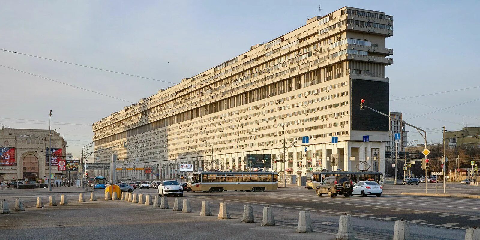 Лежачий небоскреб в Москве на Тульской. ТЦ корабль на Тульской. Дом и корабль. Дома корабли. Тульская дом 4