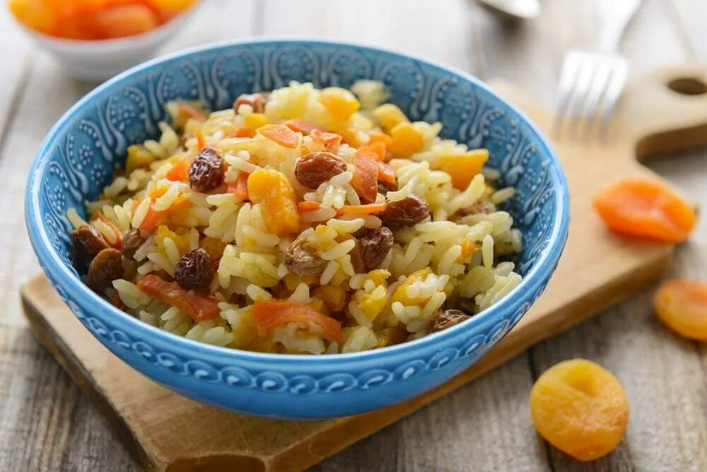 Плов из сухофруктов с рисом. Плов с черносливом изюмом курагой. сладкий плов с сухофруктами. рис с сухофруктами. сладкий рис с изюмом и курагой.