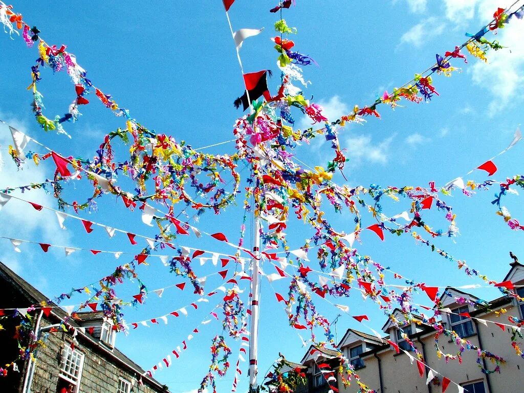 8 may day. Майский праздник в Великобритании May Day. Праздник Maypole в Великобритании. Мэй Дэй в Англии. Майское дерево в Англии.