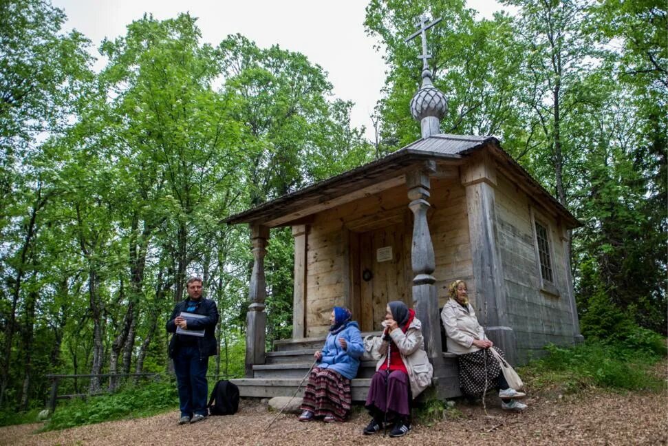 Долина отшельников. Остров анзер отшельники. анзер келья отшельника. монастырь отшельников в мурманске на островах. паломники возле ограды кизического.