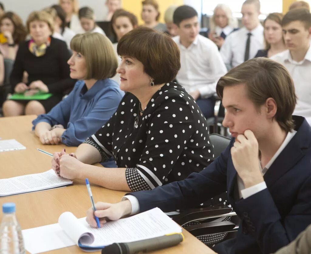 Сургут школы директор. Директор девятнадцатой школы Сургут. Департамент образования Сургут зябко. Награждение Сургут образование. Объединения пенсионеров Сургут.