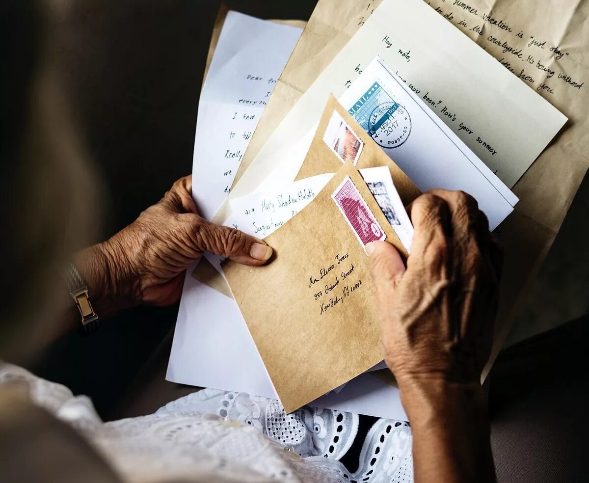 Человек который передает письма. Человек пишет книгу. Девушка держит конверт. Человек который передает письма. Пишет письмо.