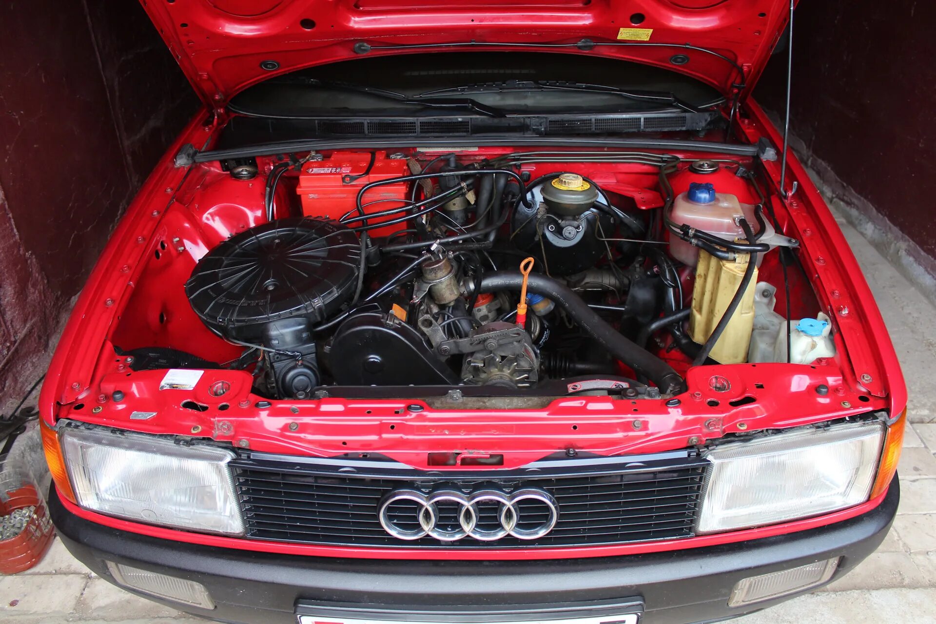 Ауди 80 б4 почему. Подкапотка Audi 80 b3. Audi 80 b3 двигатель. Подкапотка Ауди 80 б4. Audi 80 под капотом.