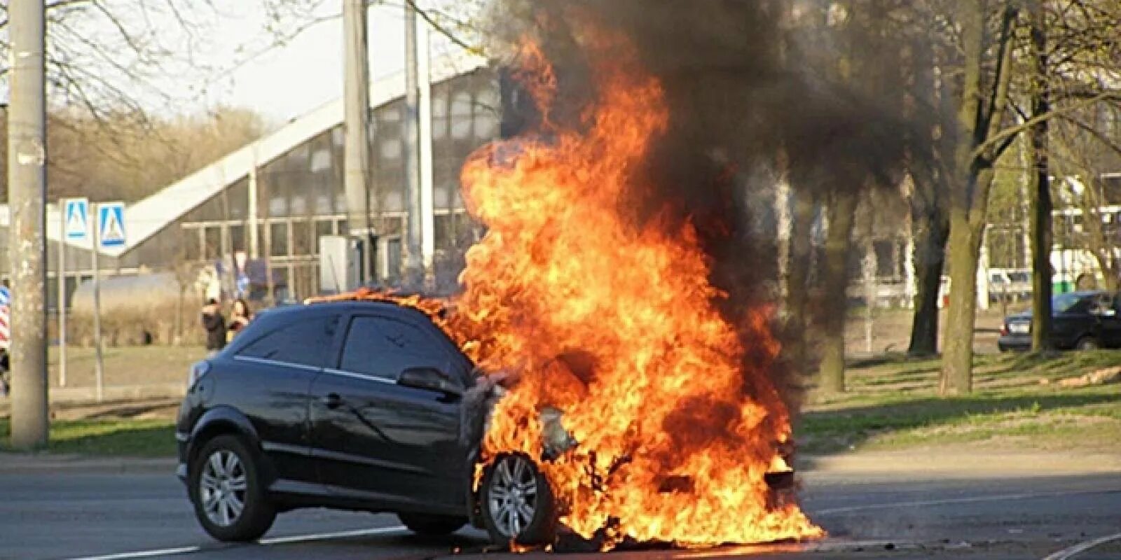 Загорелась под капотом. Загорание автомобиля. Возгорание автомобиля.