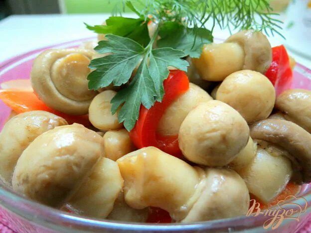 Маринованные шампиньоны с болгарским перцем. Маринованные шампиньоны с болгарским перцем. Маринованные шампиньоны с болгарским перцем. Шампиньоны по корейски. Грибы белые маринованные с болгарским перцем.