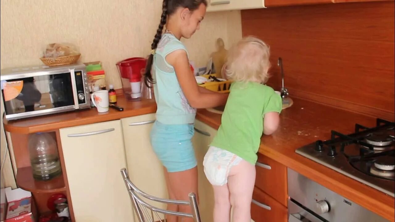 Младшая сестренка хочет. Младшая сестра на кухне. Сестру на кухне. Старшая сестра домашнее. Лижет младшей сестренке.