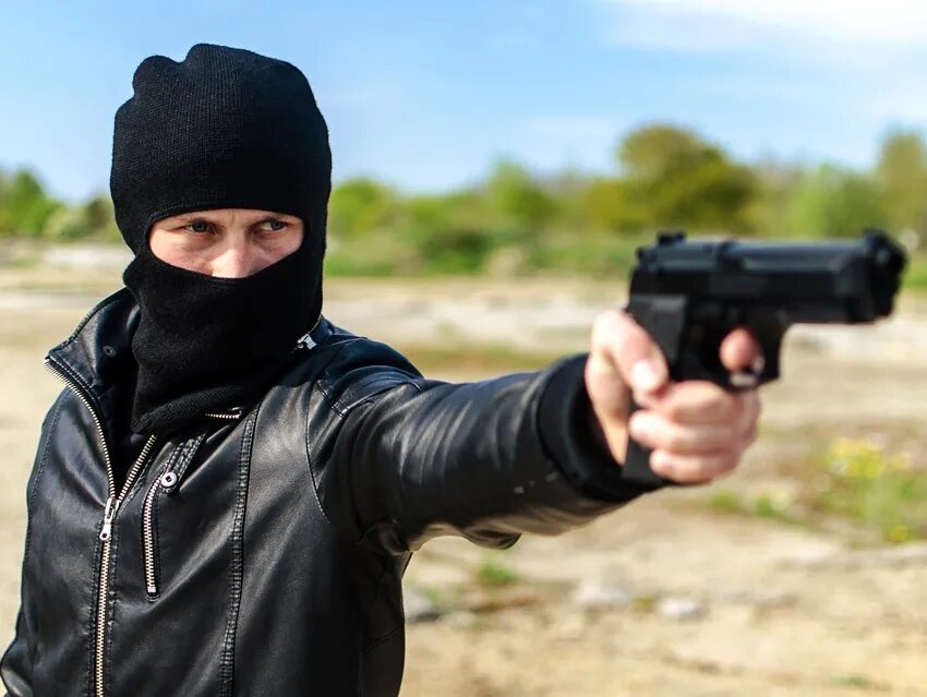 Бандит с пистолетом. Бандиты в масках с оружием. Бандиты стреляют. Человек в маске с пистолетом.
