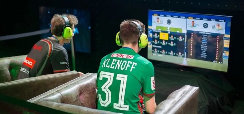 Fifa esports. Турнир FIFA. Киберспорт ФИФА. Киберспортсмены ФИФА. Кибер турнир по ФИФА.