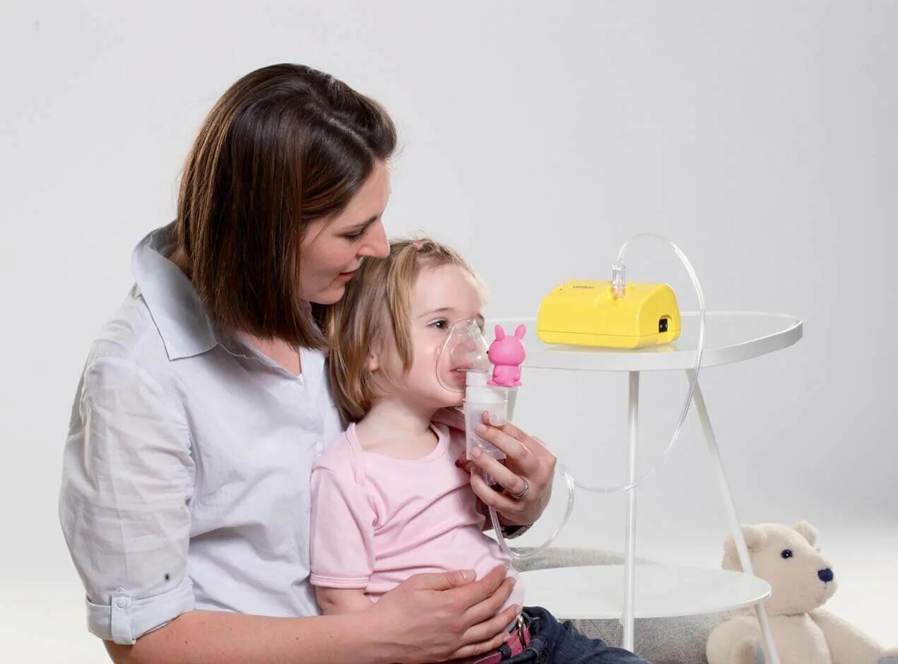 Gamma ингалятор небулайзер ультразвуковой. Ингалятор для детей. Ингалятор для детей. Ребенок с небулайзером. Прибор для ингаляций детский.