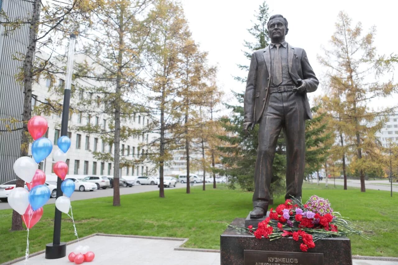 Памятник николаевичу. Памятник кузнецову в красноярске. памятник кузнецову александру николаевичу. памятник возле дворца труда красноярск.