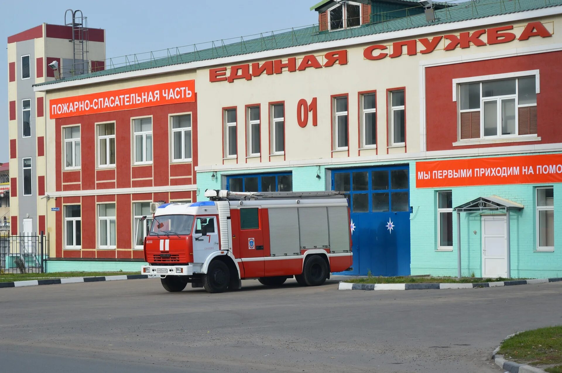 Завод спасательной. Пожарные депо, станции МЧС. Пожарное депо Тамбов. Здание пожарного депо Россия. Здания в Москве пожарных депо.