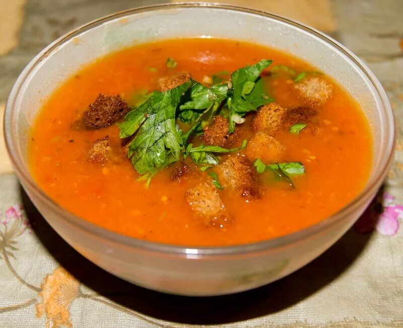 Рецепт супа без мяса. Томатный суп с сухариками. Томатный суп пюре с сухариками. Томатный суп с клецками. Суп на говяжьем бульоне томатный.