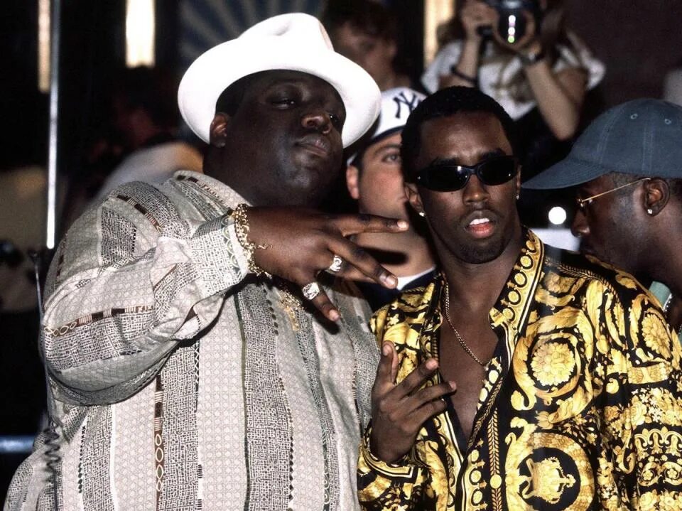 P diddy в шубе. Puff daddy в молодости. The notorious b. Ноториус биг. Notorious big puff daddy.