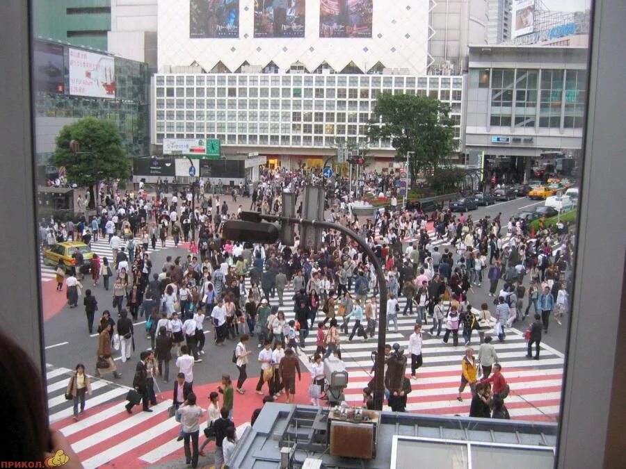 Пешеходам в китае. Токио перекресток Сибуя. Шибуя Кроссинг. Диагональный переход Сибуя. Перекресток Сибуя в Токио Форсаж.