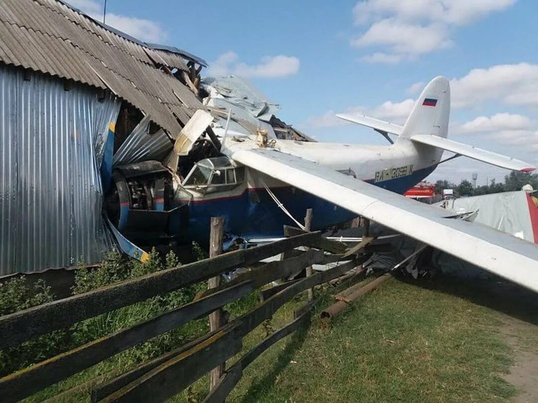 Самолет в дом в новосибирске. Ан2 самолет грузинский. АН-2 биплан. Обшивка крыла ан2.