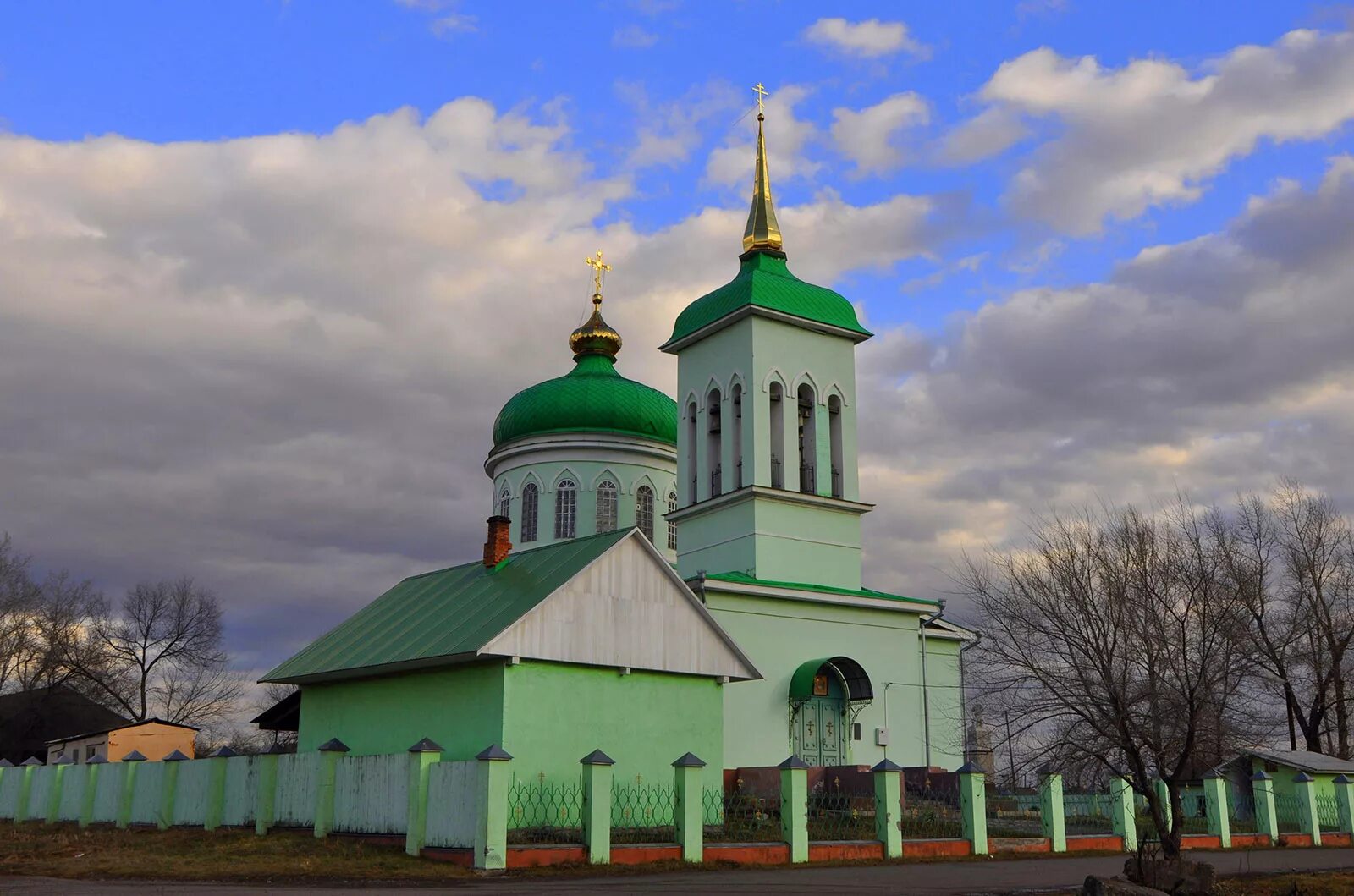 Свято троицкий храм село. Храм Шалоболино Свято Троицкий. Церковь Троицкая Шалоболино. Шалоболино Церковь Курагинского района. Храм в Шалоболино Курагинского района Красноярского края.