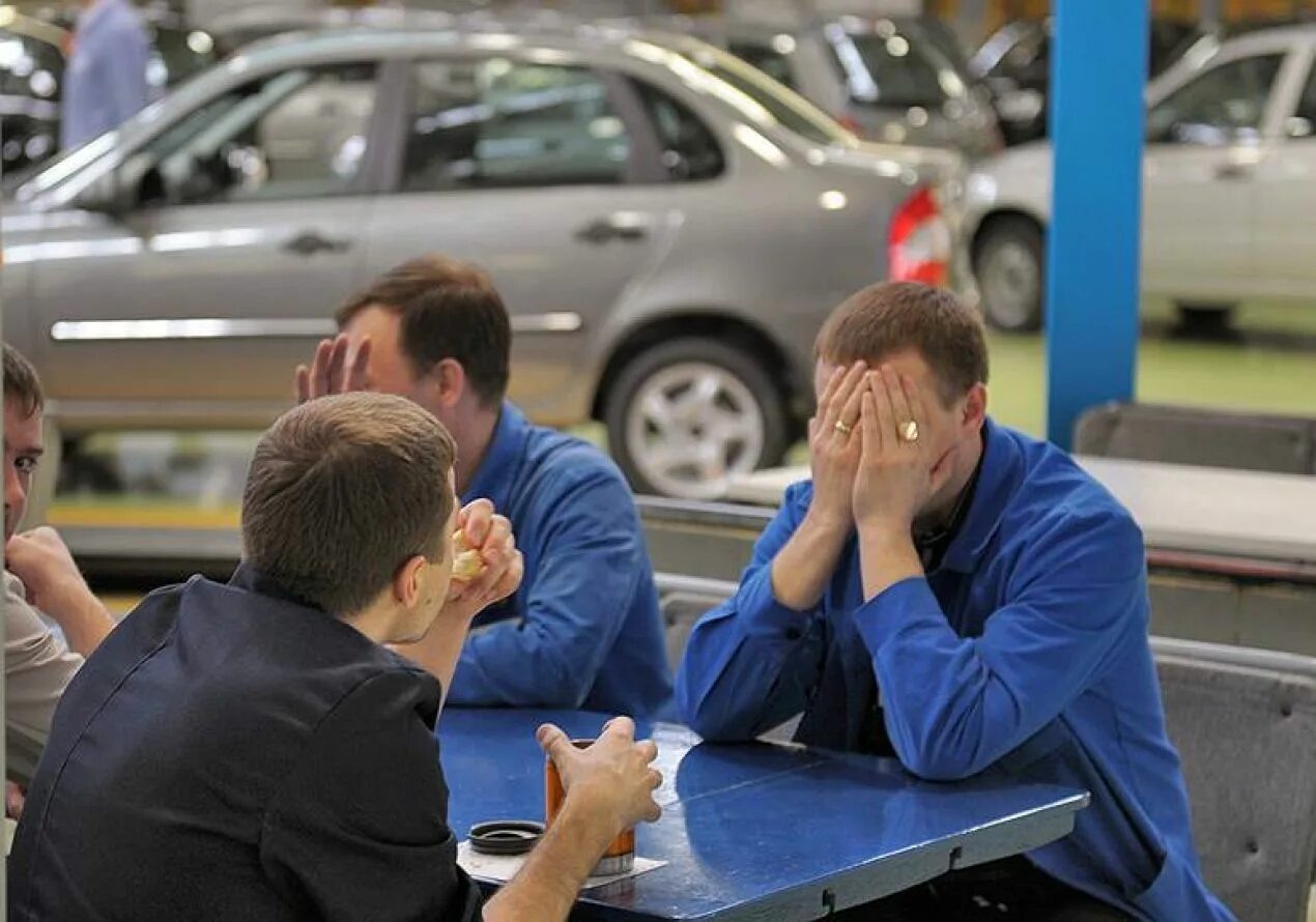 АВТОВАЗ сотрудники. Работник АВТОВАЗА. АВТОВАЗ Тольятти сотрудники. Дефицит автомобилей. Сократят ли неделю из за выборов