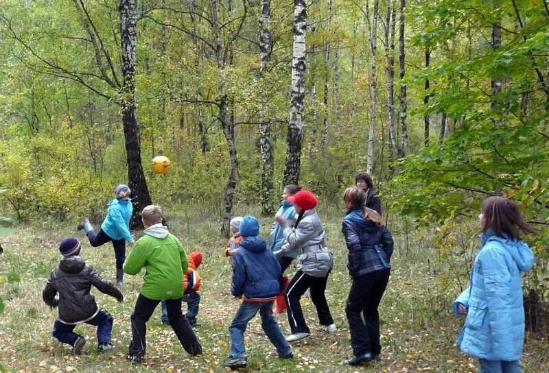 Игры весной на улице для детей. Дети на свежем воздухе. Весенние игры для детей. Вышибалы. Игры весной картинки