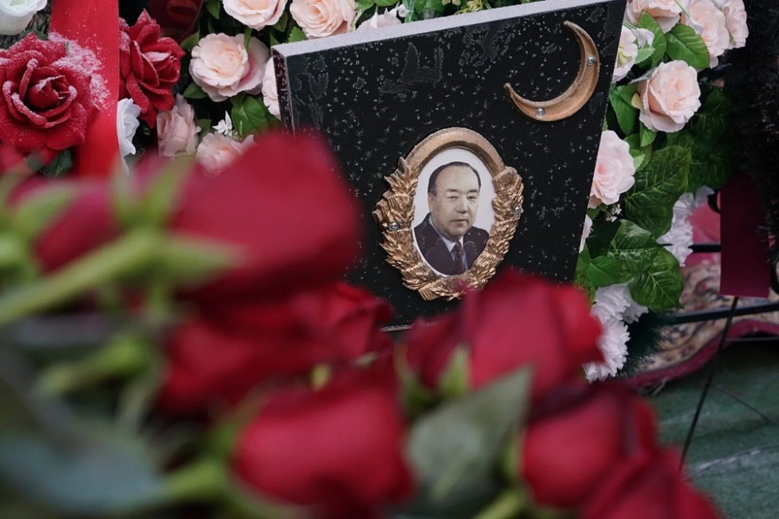 Могила муртазы рахимова. Даян баянович мурзин памятник. Открытие памятника рахимову в уфе. Могила муртаза губайдуллович рахимов. Прикольные памятники в уфе.