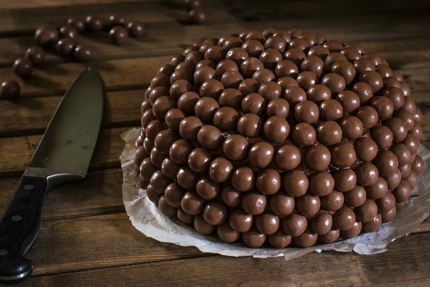 Вафельные шарики. Мальтизерс шоколадные шарики. Шарики в шоколаде Maltesers. Мальтизерс шоколадный торт. Конфеты шоколадные шарики Мальтизерс.