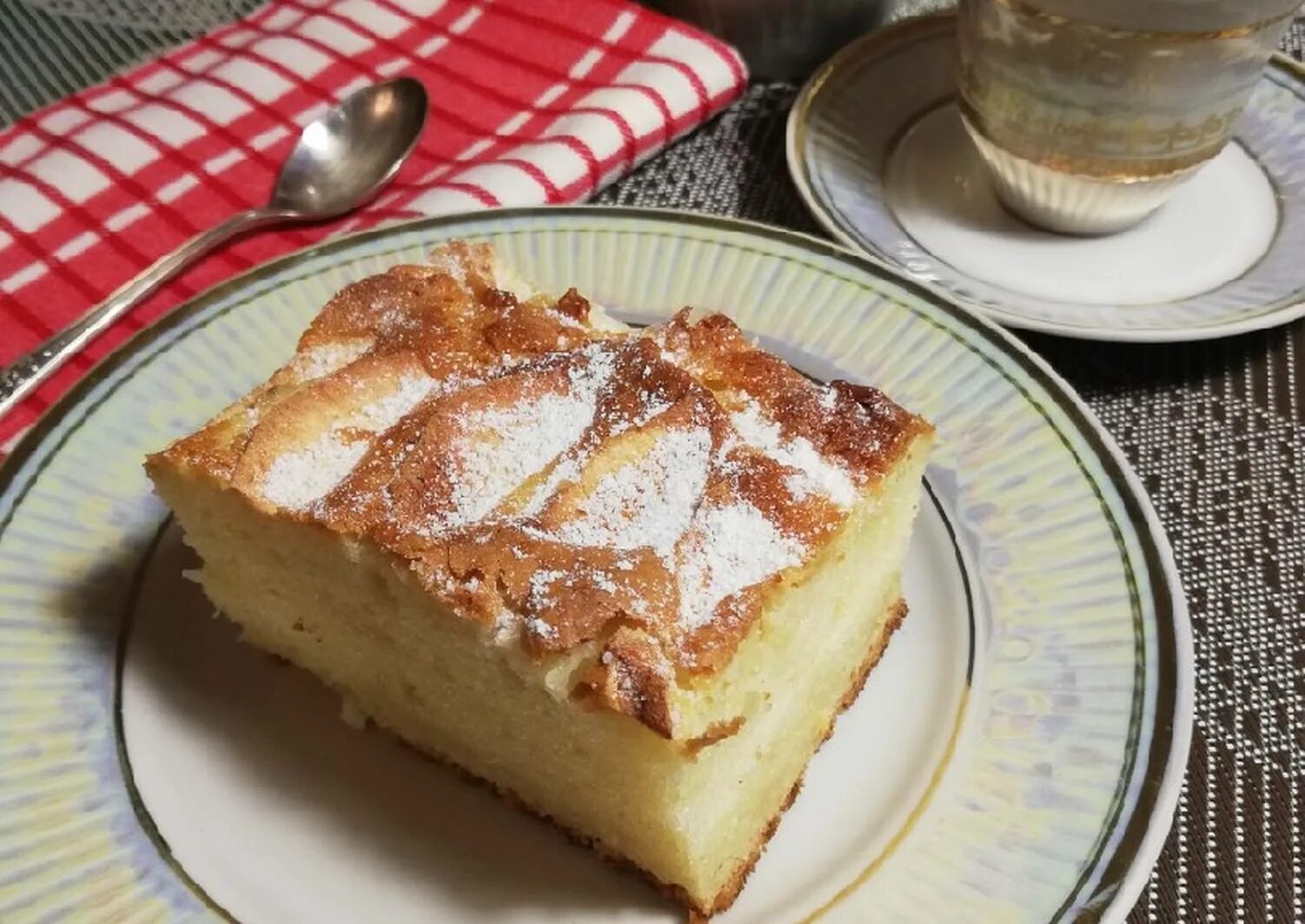 Пирог легкого приготовления. Шарлотка с творогом и яблоками. Шарлотка с творогом и яблоками в духовке. Пирог с творогом. Шарлотка с творогом.