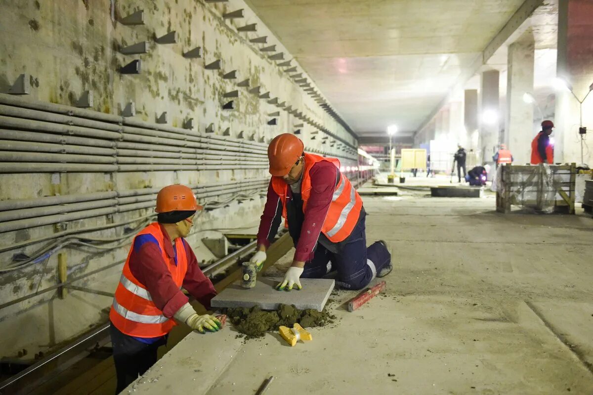 Персонал московского метрополитена. Подработка в метро. Санитарная обработка в метро. Работник метрополитена. Оператор метрополитена москвы.