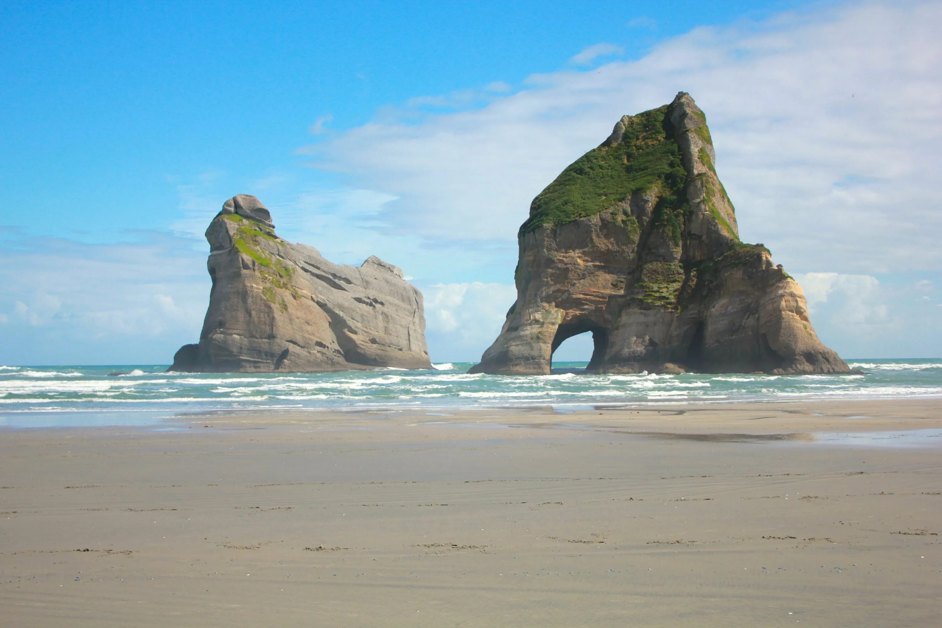 Two large islands. Wharariki Beach новая Зеландия. Новая Зеландия Арчвей. Пляж Варарики новая Зеландия. Острова Арчвей.