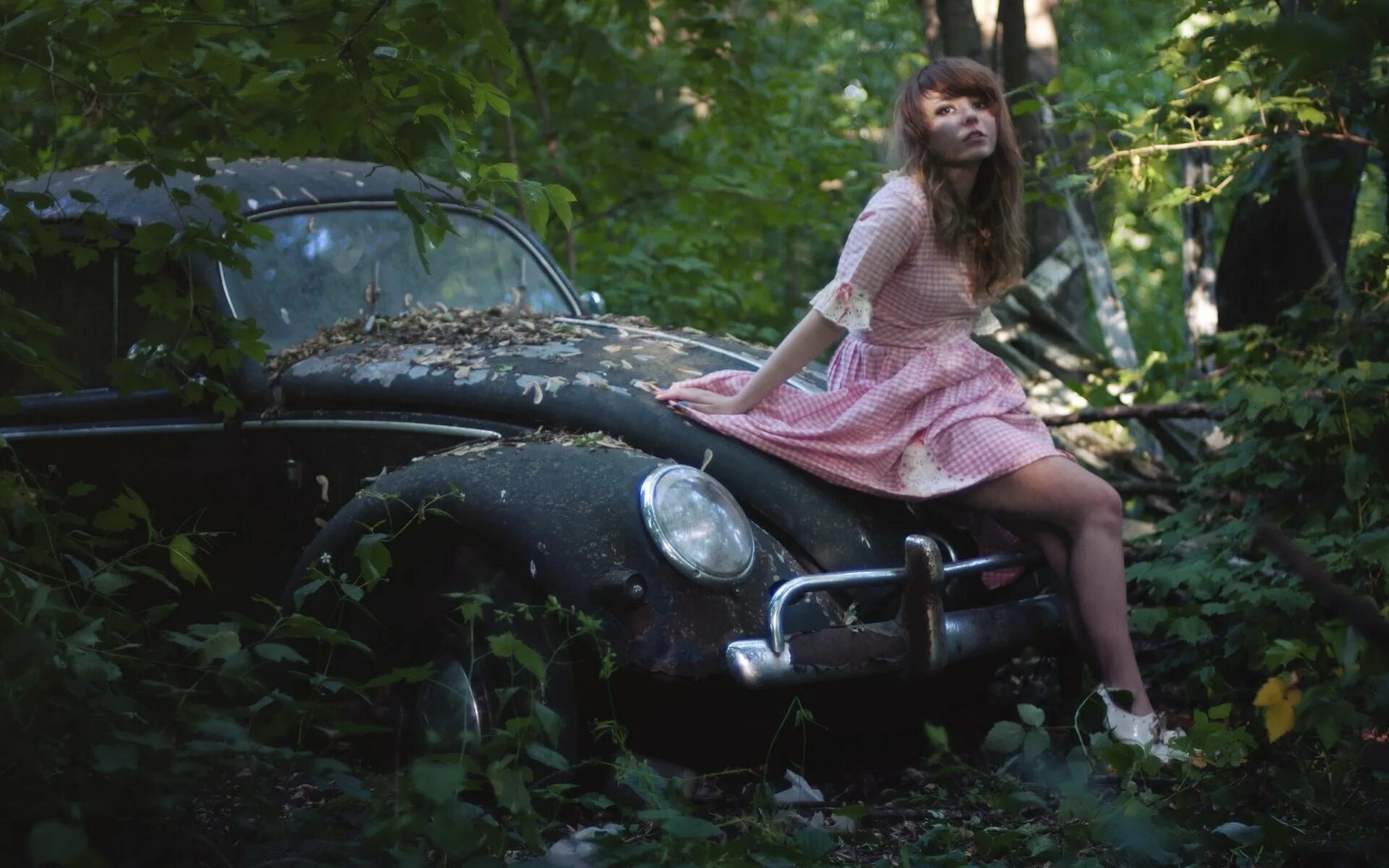 Капот в лесу. Фотосессия в лесу возле машины. Девушка в машине в лесу. Девушка в машине на природе. Фотосессия машины и девушки с цветами в лесу.