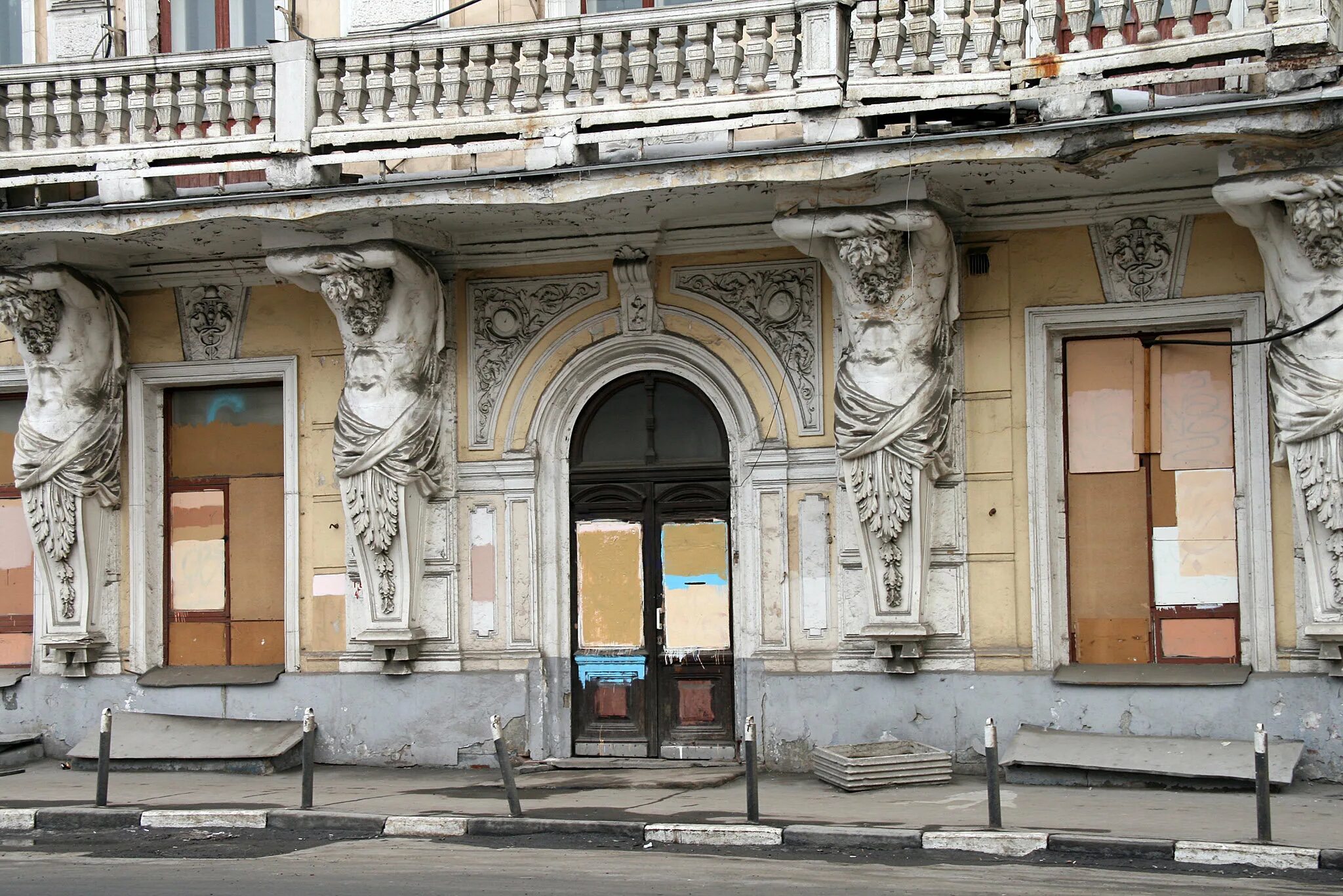 дом атлантов адрес