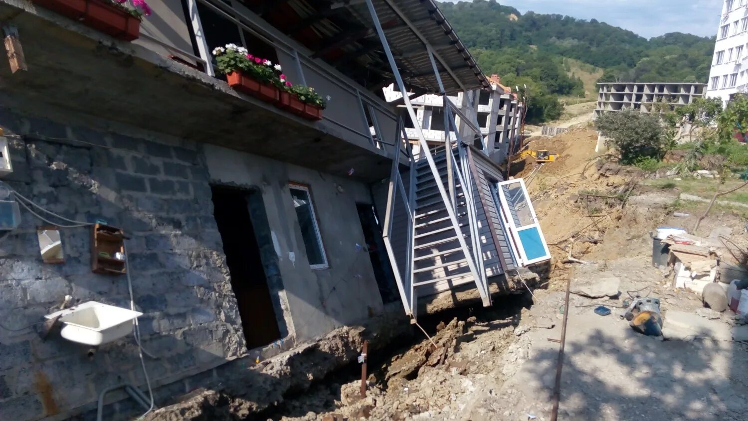 сель в сочи сегодня. оползень в сочи. сель в сочи. сель в сочи. сочи оползень коттеджный поселок.