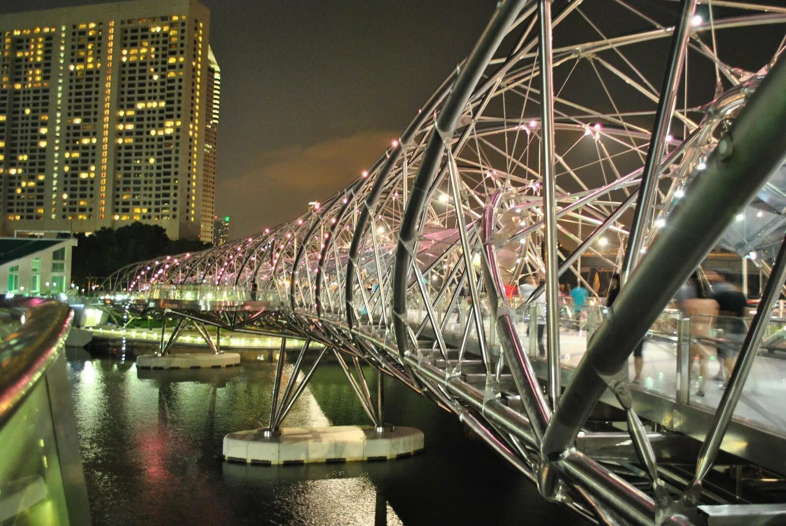 Мост Reinig Bridge. Мост Хеликс-бридж в Сингапуре. Пешеходный мост Henderson Waves в Сингапуре. Пешеходный мост Helix Bridge. Most bi