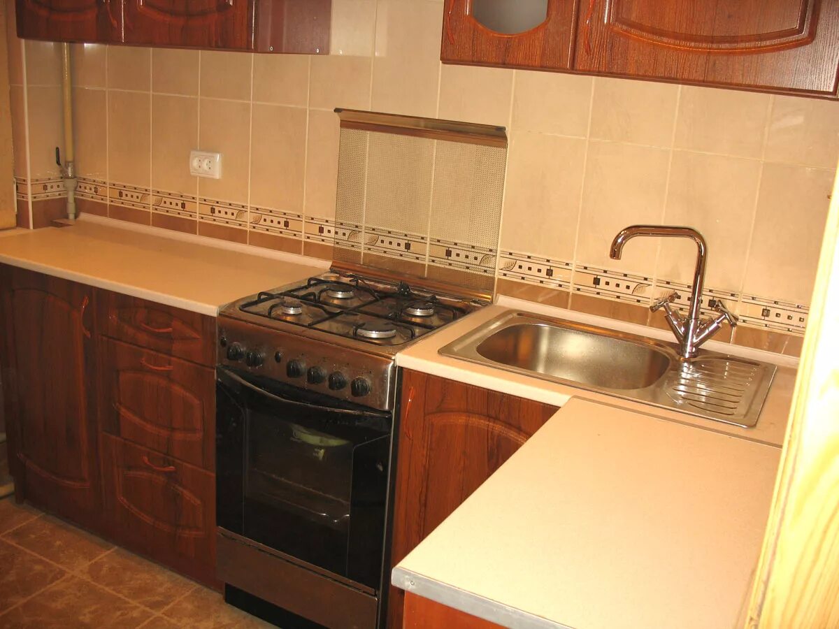 столешница для кухни из искусственного камня. кухни со столешницей 80. столешница для кухонного гарнитура. кухня глубиной 40 см. кухня с рыжей столешницей.