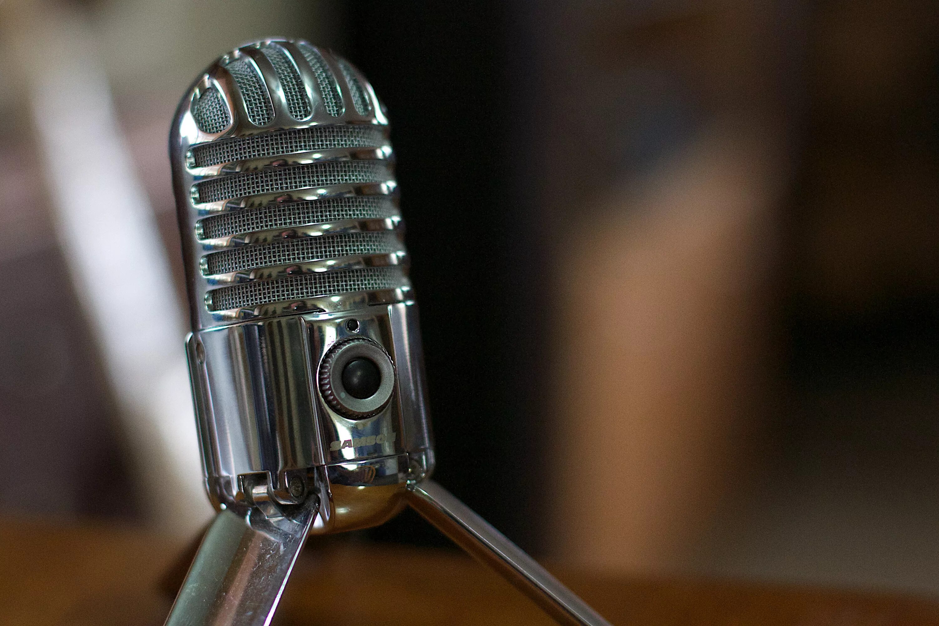 Микрофон отстает. Ретро микрофон. микрофон фото. светильник микрофон. microphone technology.
