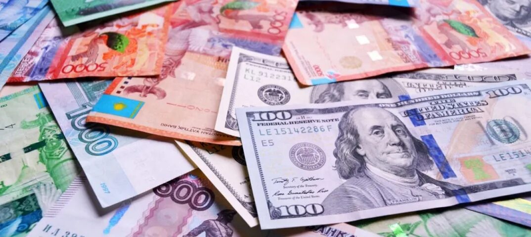 Доллары в рубли март 2024. Иностранные деньги. Купюры разных валют. Иностранная валюта. Деньги разные.