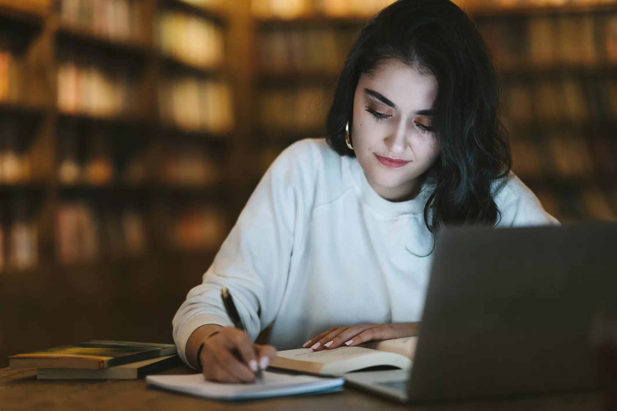 Она сидит в библиотеке. Девушка учится картинки красивые. Young writer. Students обои.