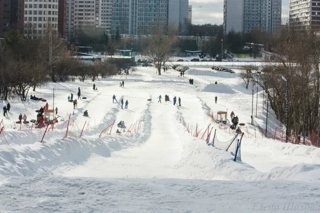 Значение холм горка. Горнолыжный спуск Крылатские холмы. Лата трэк Крылатские холмы. Крылатские холмы горки. Парк Крылатские холмы лыжи.