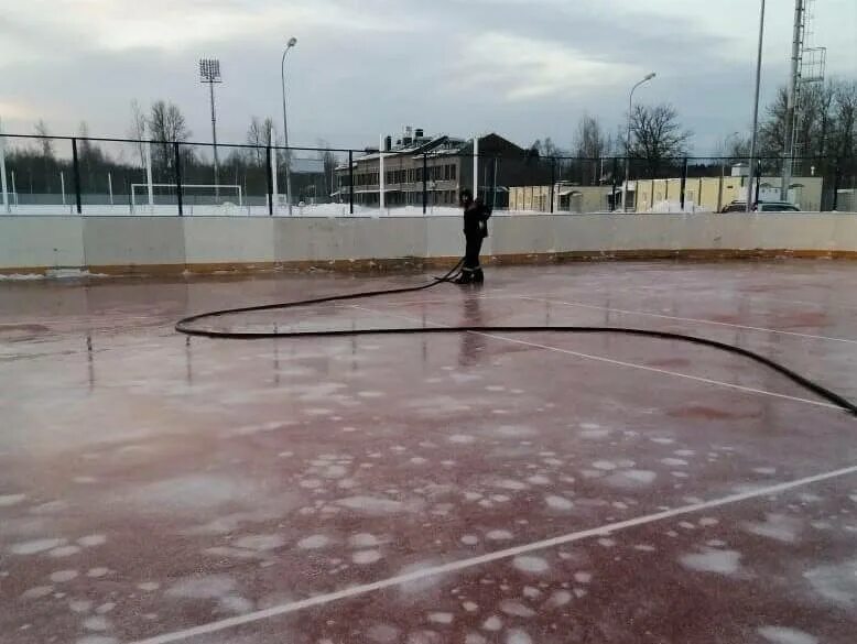 каток в коминтерне киров. каток в лесу москва. архангельск соломбальский каток. каток во дворе. на школьной площадке залили новый каток.